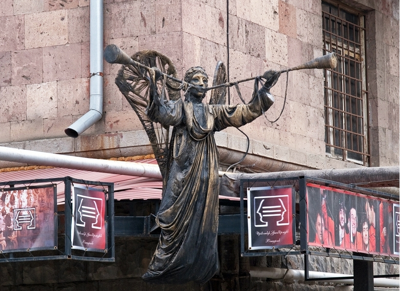 Հալածանք Թատրոնի Դէմ